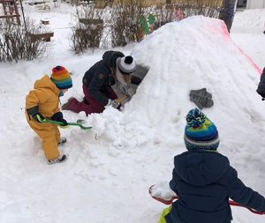 Iglu-Bau um Kindergarten