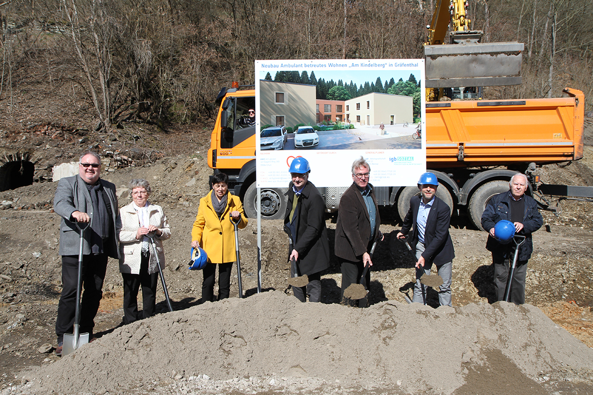 v.l.n.r.: AWO AJS-Geschäftsführer Michael Hack, Marianne Schade vom AWO Ortsverein Gräfenthal, Schulleiterin Andrea Pabst, Landrat Marko Wolfram, Bürgermeister Prof. Wolfgang Wehr, Thomas Grimm von der igb AG, Prof. Bernhard Maak, Vorsitzender des AWO Kreisverbandes Saalfeld-Rudolstadt e. V.