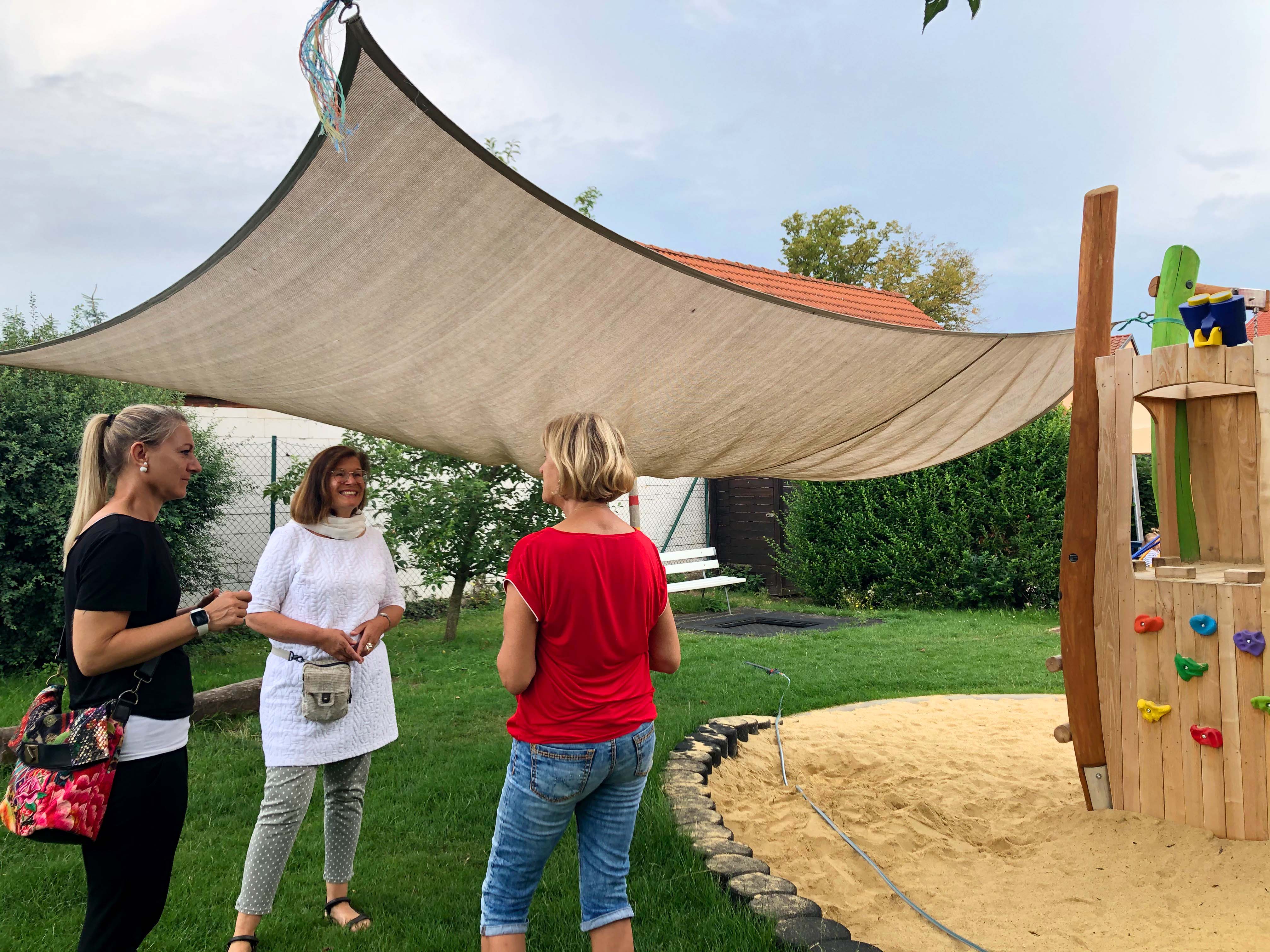 Antje Tillmann (Mitte) ließ sich von Leiterin Andrea Angelstein den neuen Spielplatz zeigen.