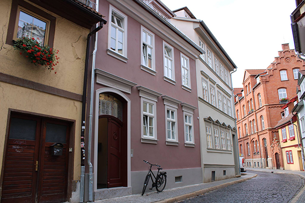 Die Einrichtung befindet sich am Fischersand in der Erfurter Altstadt